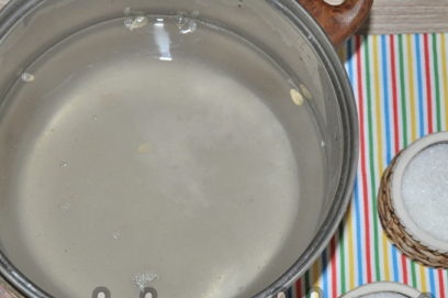 เพิ่มน้ำตาลและเกลือลงในน้ำ