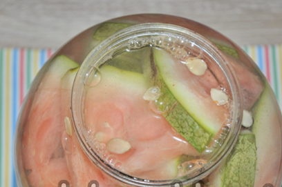 เทลงในน้ำเกลือ