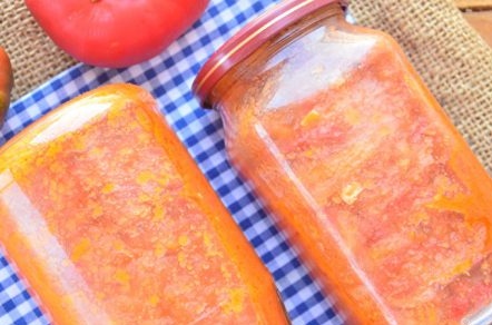 Giet het mengsel in blikken