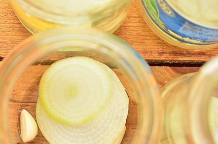 in een pot uien, knoflook en peper