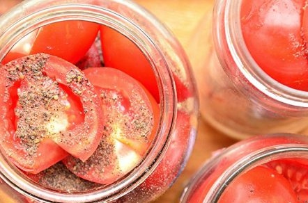 blikjes vullen met tomaten