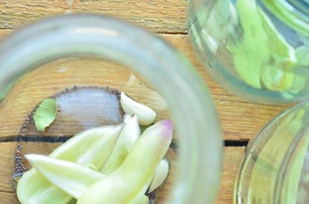 поставете пипер в буркани