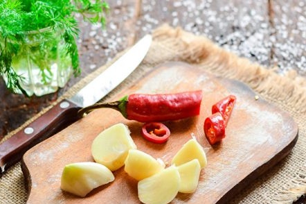 Knoflook op het bord