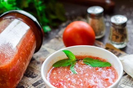 Аджика от домат и чесън