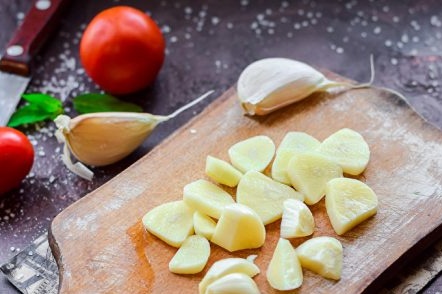 нарязан чесън