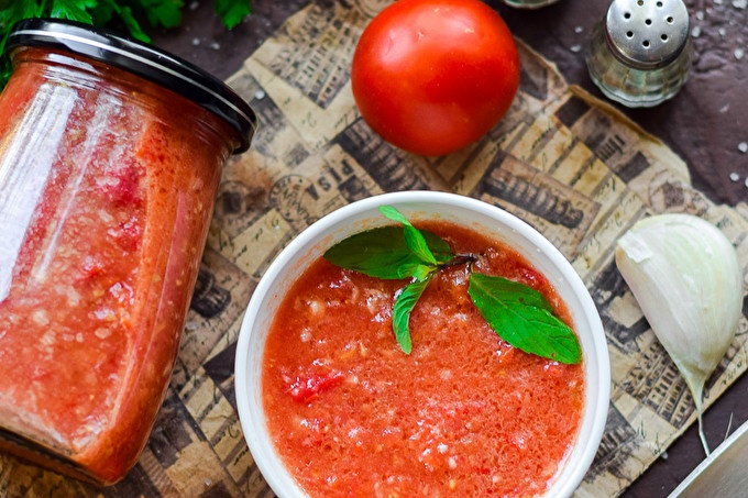 Аджика от домат и чесън