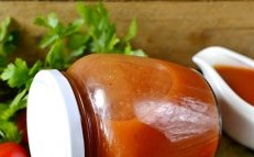 гърне с кетчуп за зимата