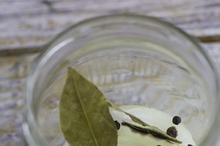 сол, лавр и пипер в буркан