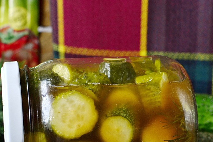 Komkommers in tomatenpuree