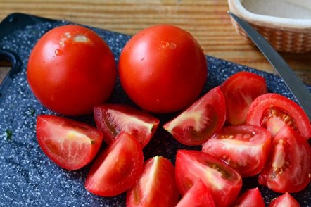 Нарязани домати