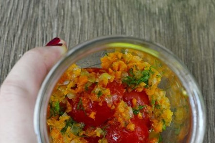 omplir un pot amb tomàquets