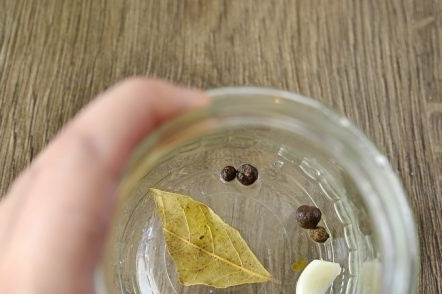 черен пипер, лавр и чесън в буркан