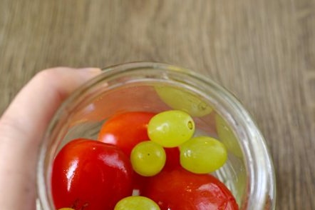 слагаме домати и грозде