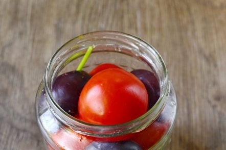 поставяме домати и сливи в буркан