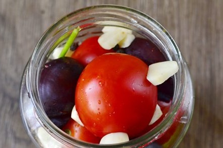 слагам чесън и черен пипер