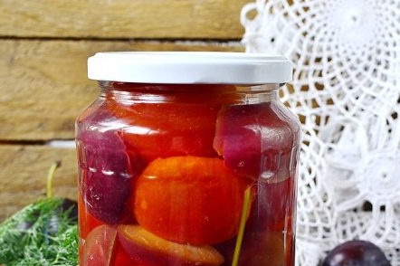 разнообразни домати и сливи