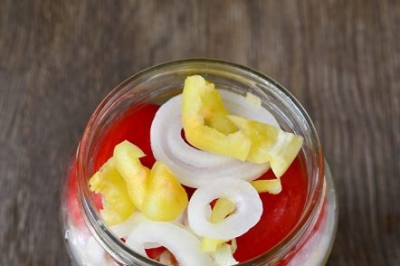 напълваме буркан с домати