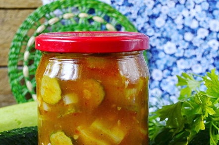 пикантна салата от тиквички