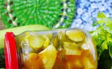 Салата от краставици и тиквички