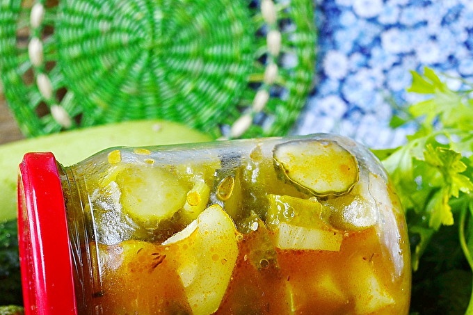 Салата от краставици и тиквички