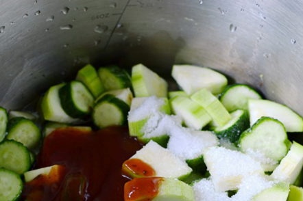 добавете подправки и пикантен кетчуп