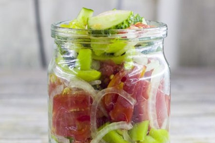 Стављају салату