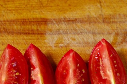 нарязани домати