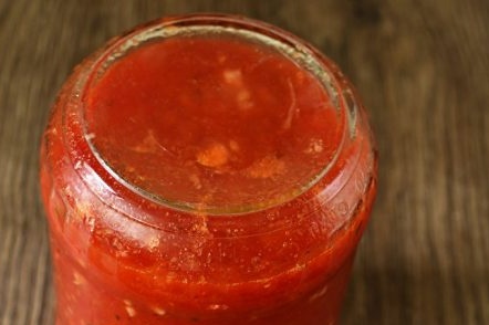 Охладете домата в саксията