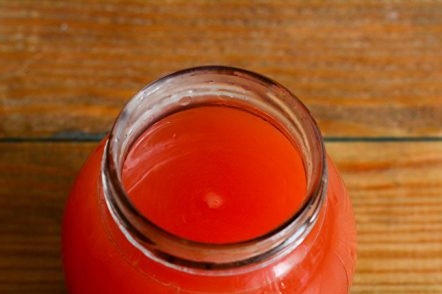 изсипване на сок в кутии