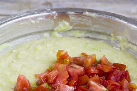 أضف الطماطم