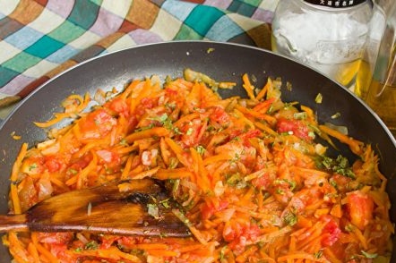 добавяне на сол, захар и оцет