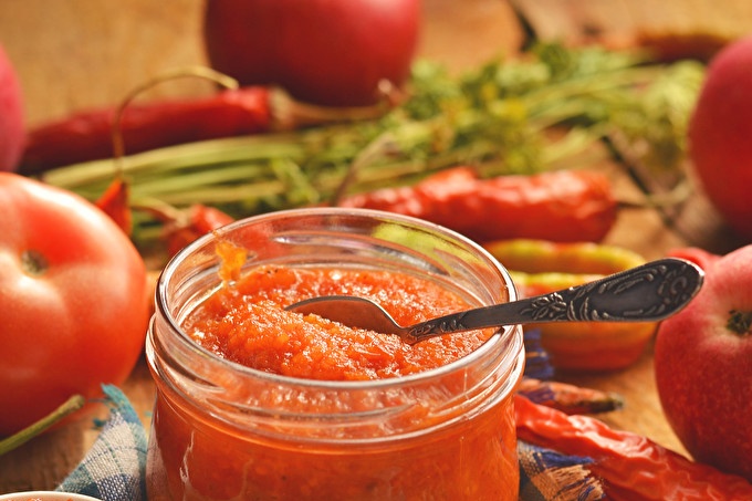 Аджика с ябълки, моркови, чушки