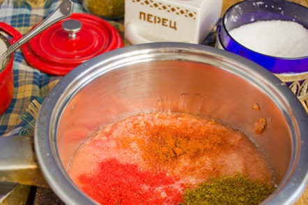 добавете сол, захар, подправки