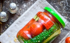 Assortiment de cogombres i tomàquets