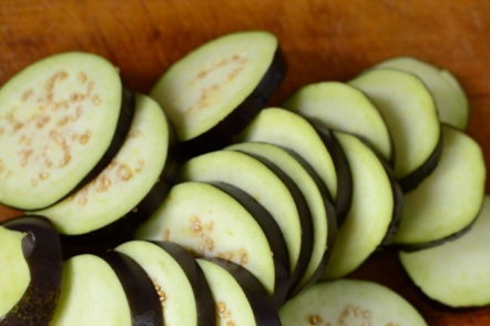 Snijd aubergine