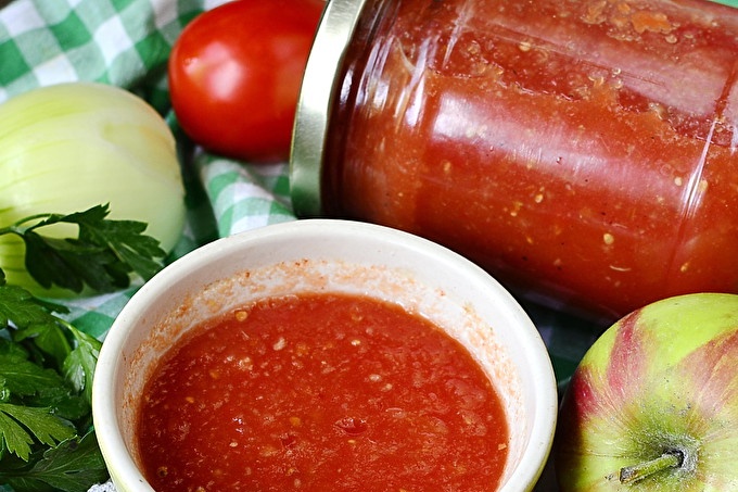 Tomato ketchup with apples