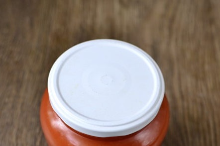 matx de prunes i tomàquets en un gerro