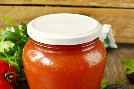 Llatina de prunes i tomàquets a punt per l'hivern a casa