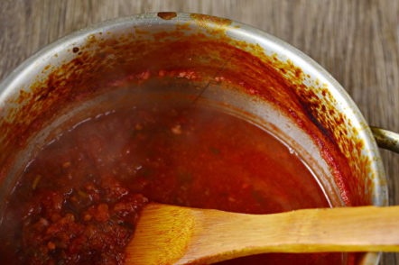 portar el ketchup a la preparació