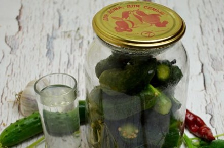 краставици и подправки в банката