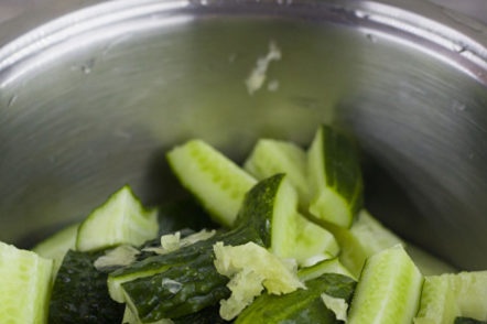 добавете чесън