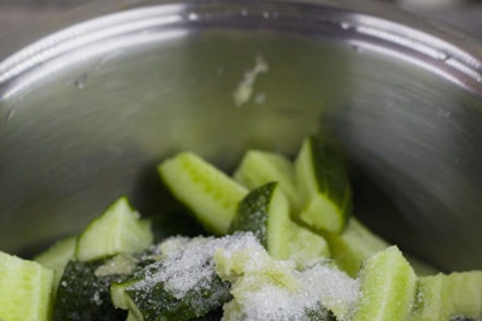 добавете сол, подправки