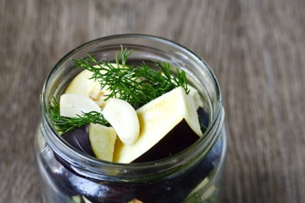 fill a jar with vegetables