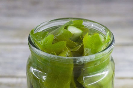 صب الماء المغلي