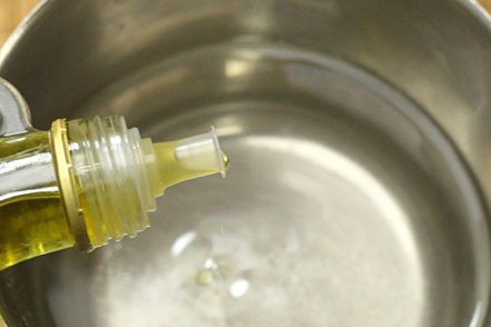 Добавете маслото