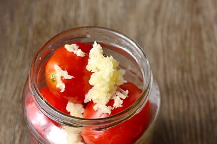 добавете чесън