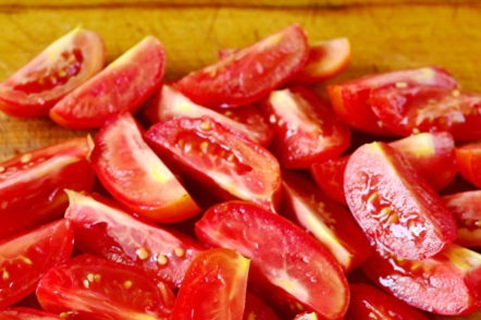 tallar els tomàquets en rodanxes