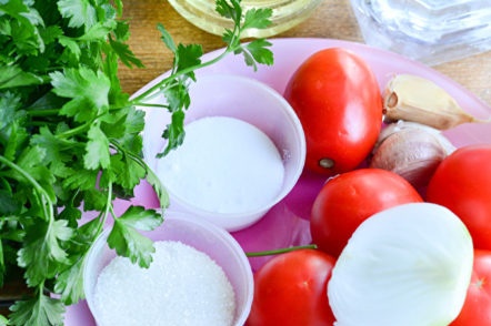 домати и подправки за рецептата