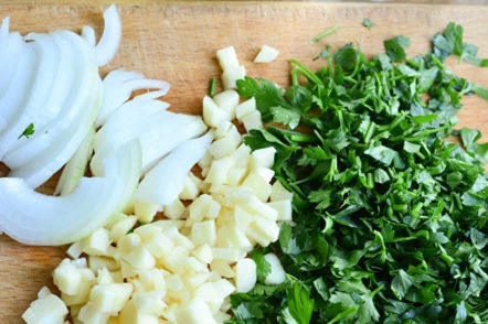 нарязани зелени, лук и чесън