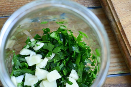 поставете част от зеленината в кутии